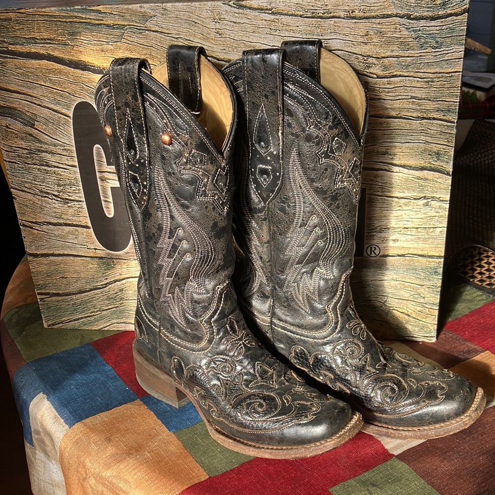 Corral vintage, ladies size 5.5, black snake overlay.